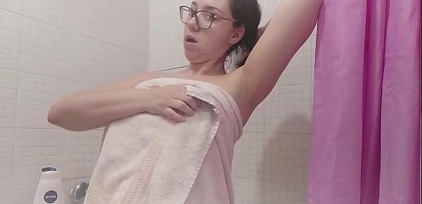  Milf española madura masturbándose en la ducha con la regla y metiéndose un cepillo por el coño. Fetichismo menstrual, menstruofilia. Filias y parafilias